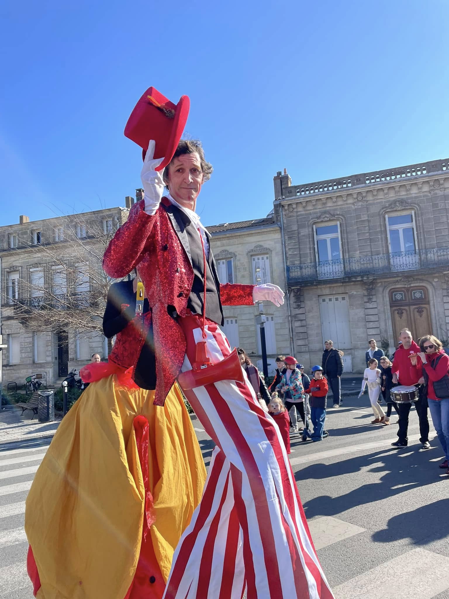 Échassier rouge au Carnaval de Bordeaux