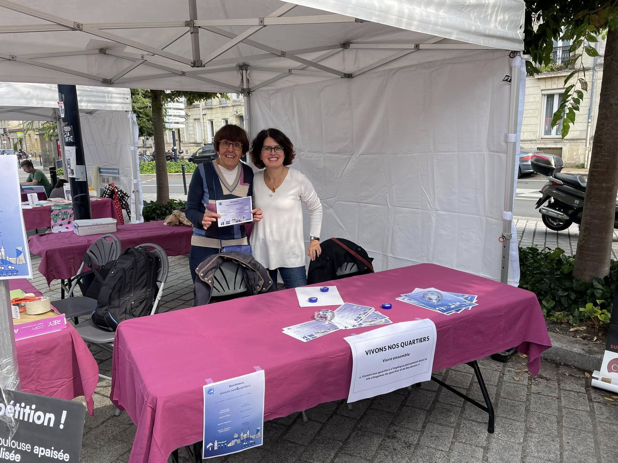 Stand de l'association Vivons nos Quartiers sur un marché bordelais