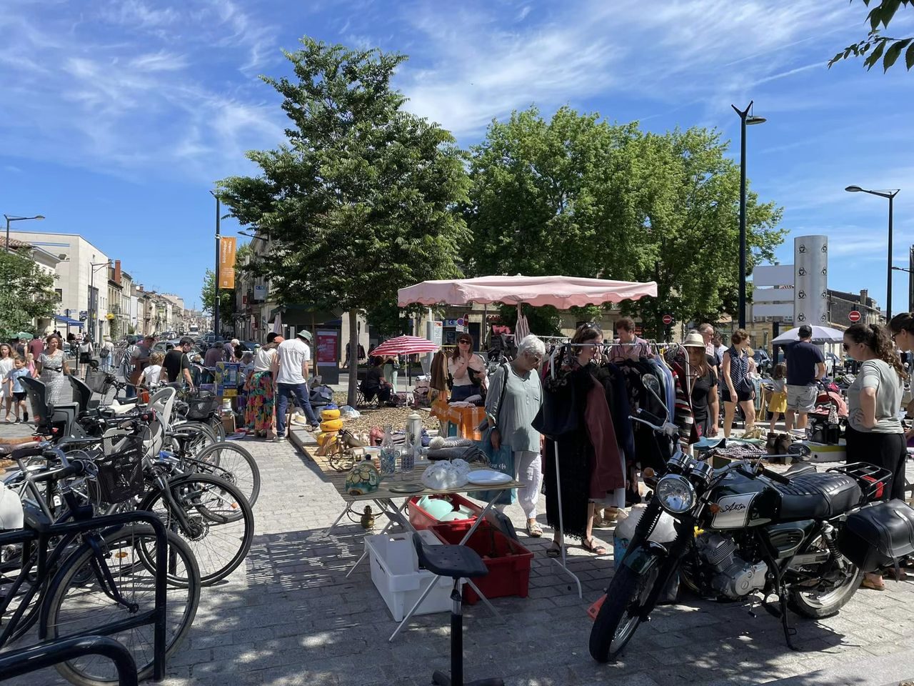 Vide-grenier de quartier sur une place de Bordeaux